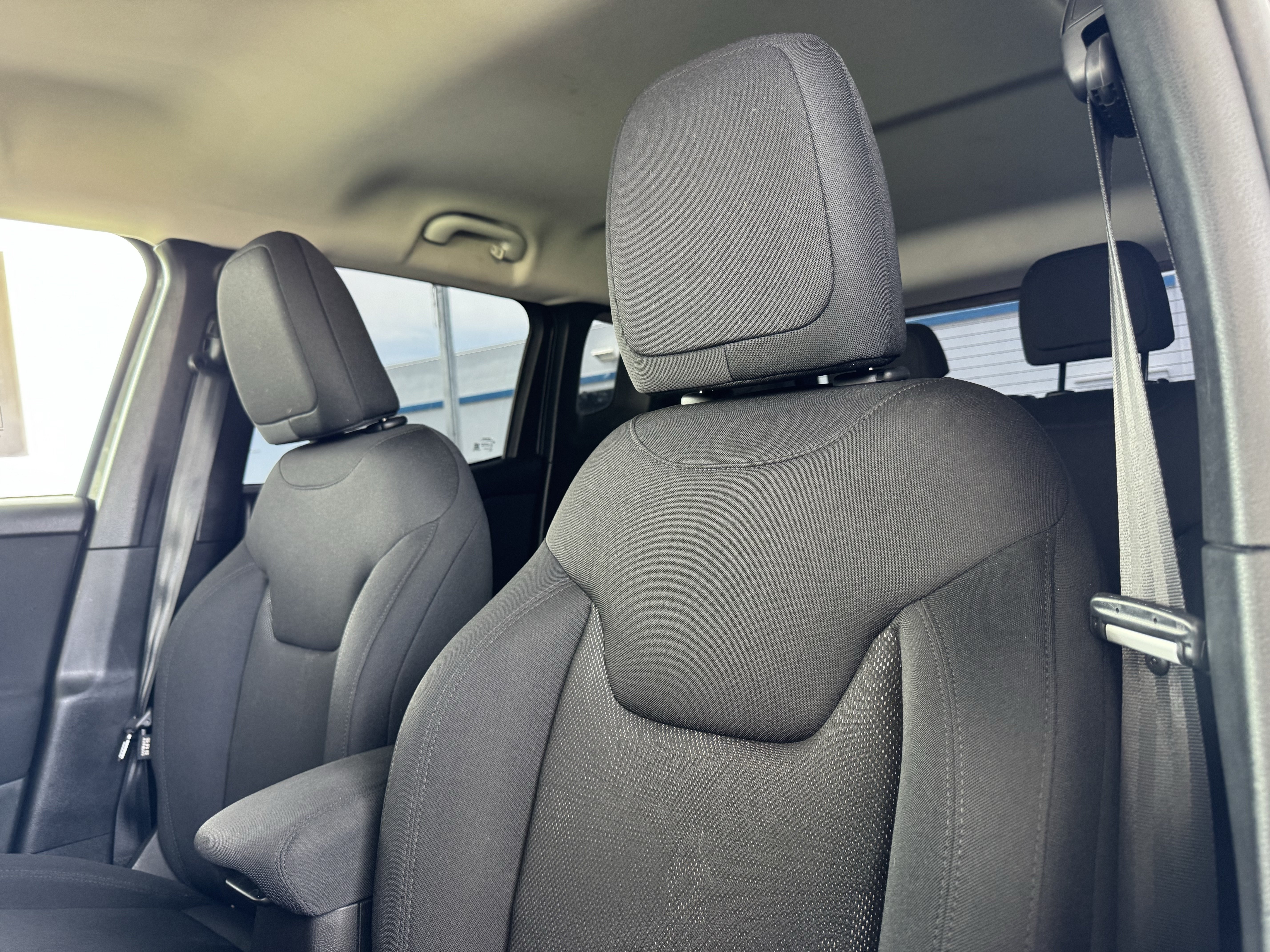 Used 2017 Gray Jeep Latitude 4x4 image 13