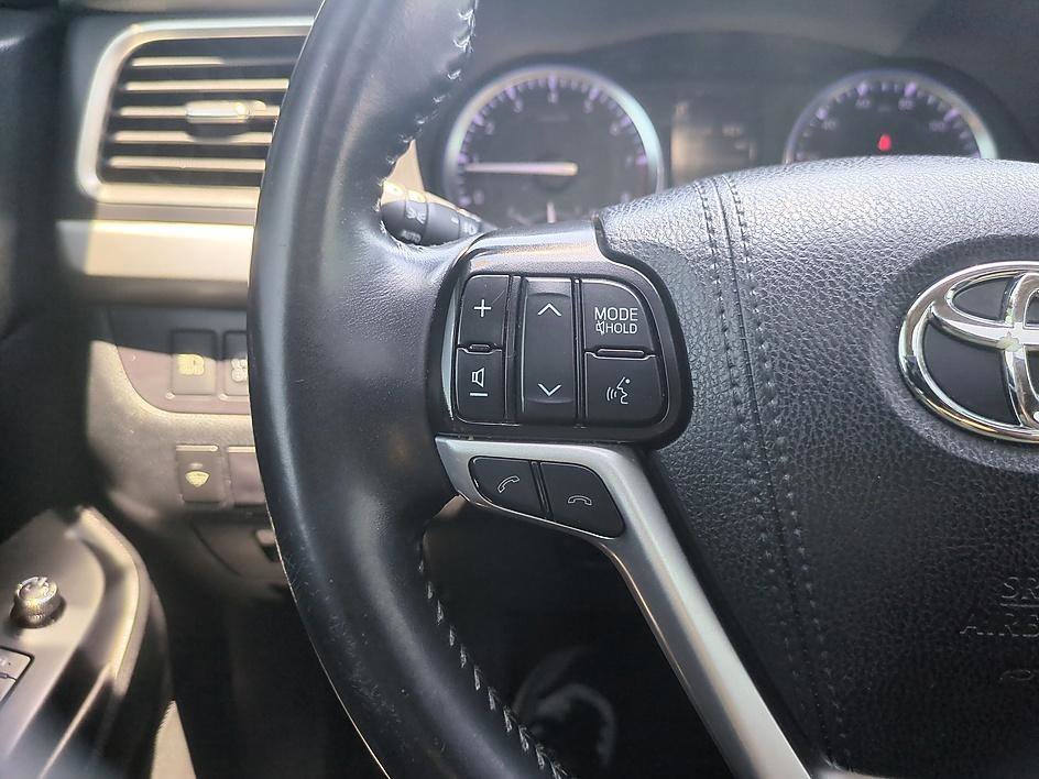 Used 2019 CELESTIAL SILVER METALLIC Toyota SE image 15