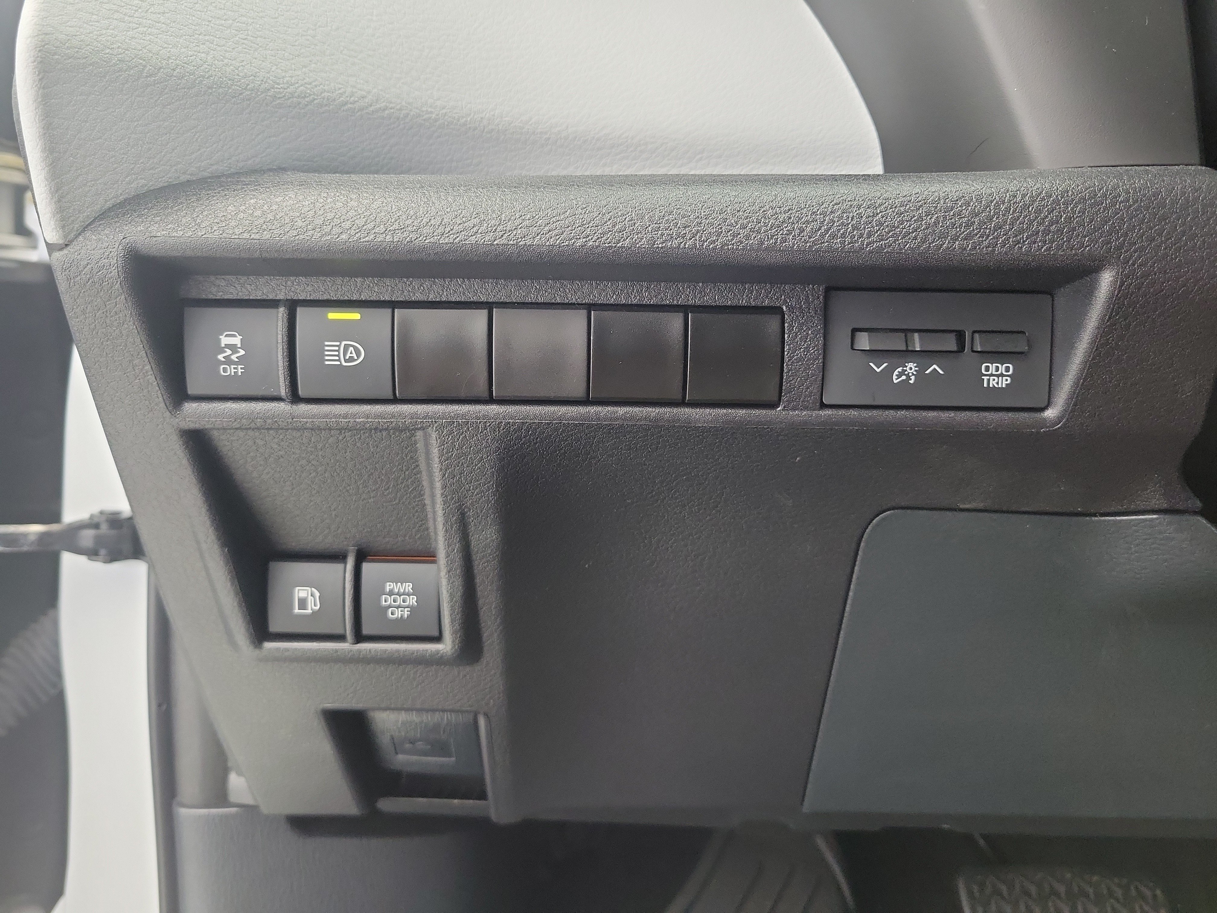 Used 2025 Wind Chill Pearl Toyota XLE image 34