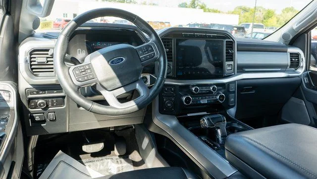 Used 2023  Ford Lariat image 11