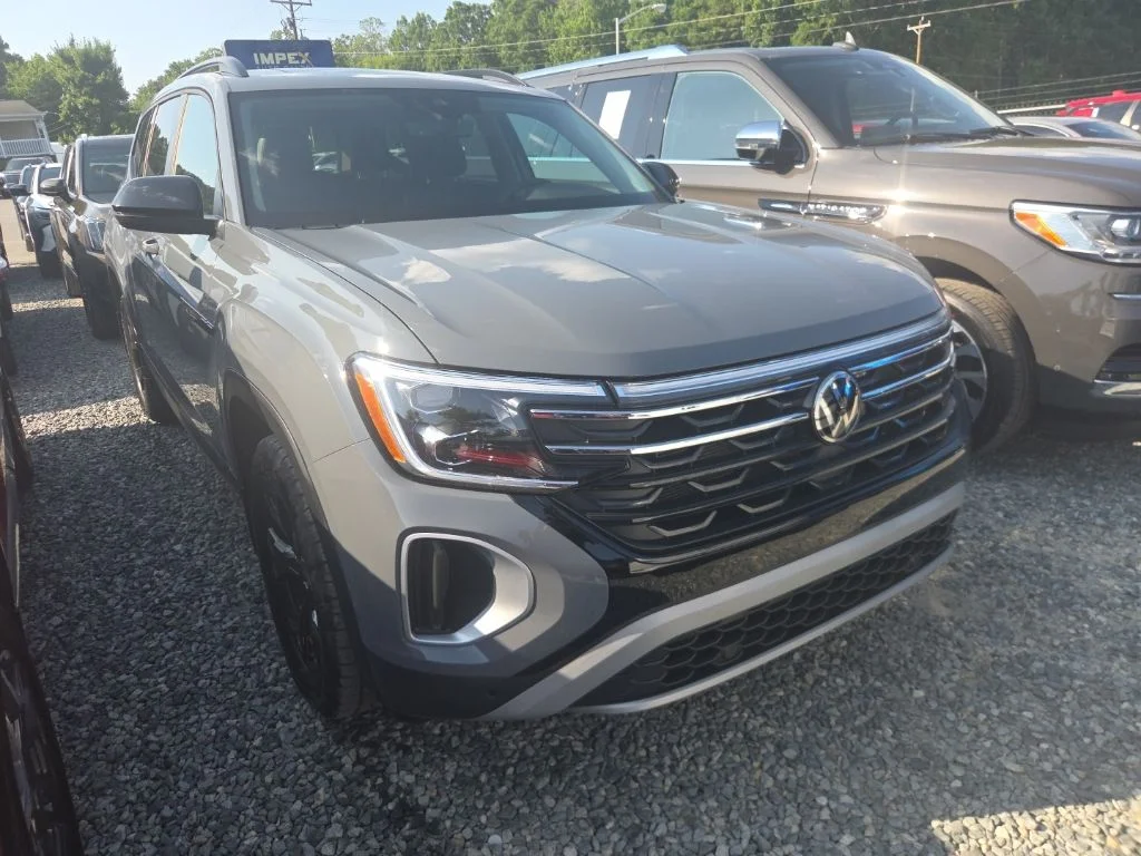 Used 2025  Volkswagen 2.0T Peak Edition image 2
