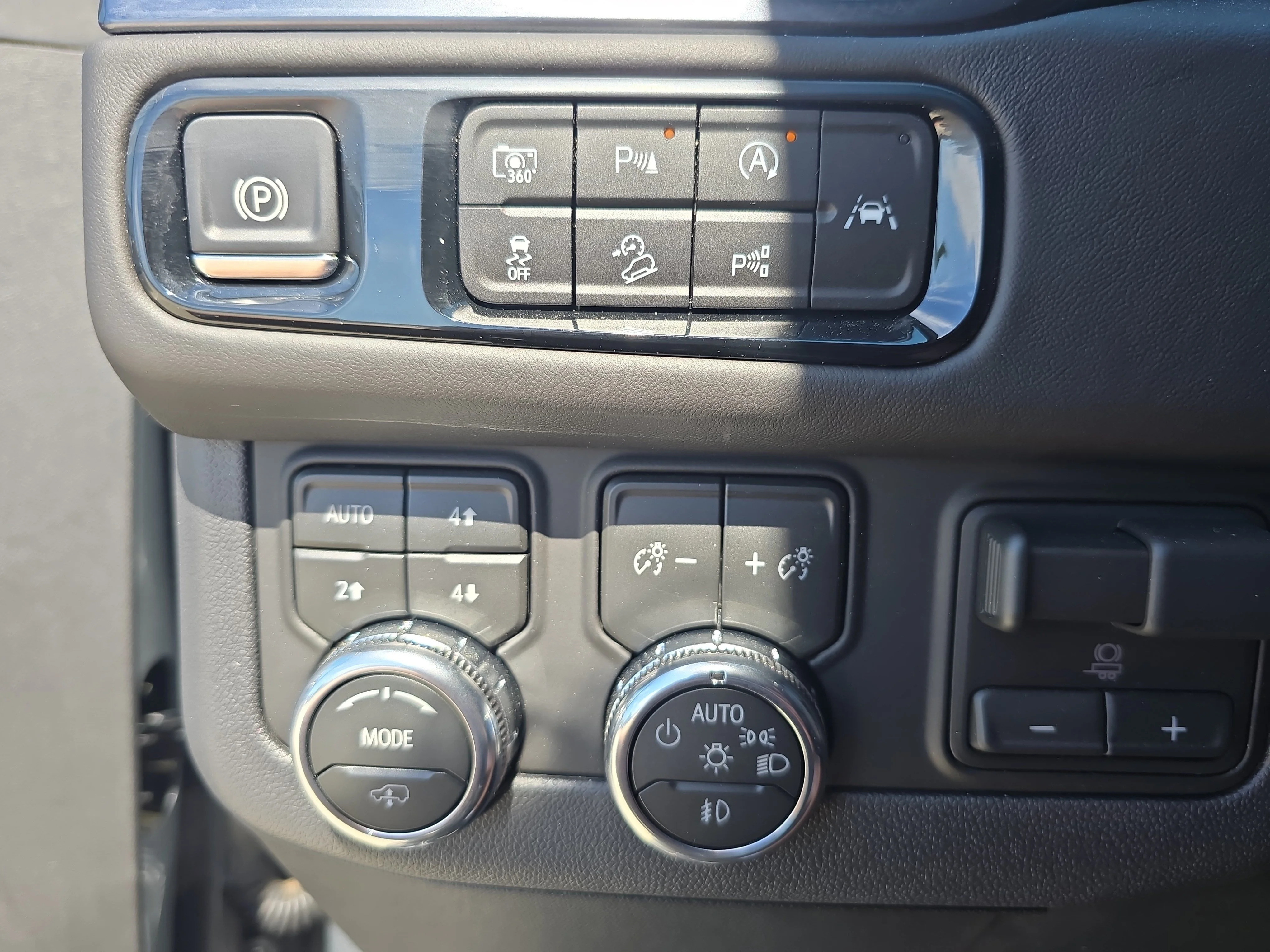 Used 2026 Sterling Metallic GMC AT4 Ultimate image 27