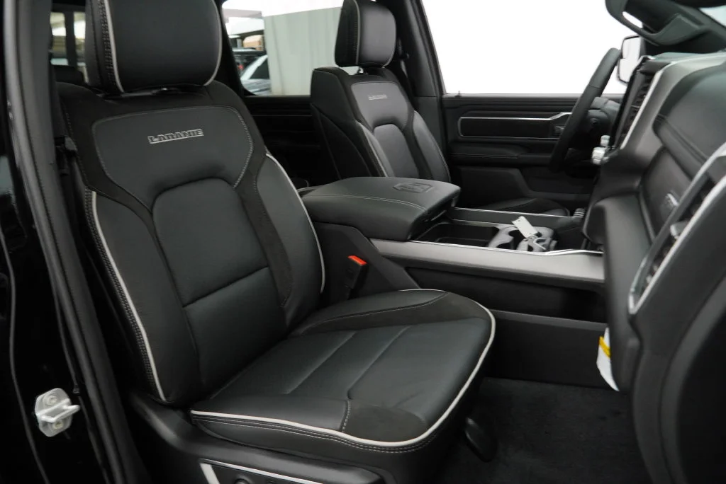 New 2027 Diamond Black Crystal Pearl-Coat Exterior Paint RAM Laramie image 33