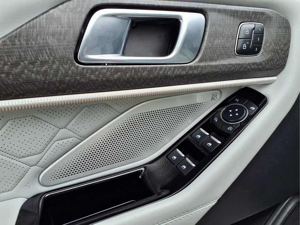 Used 2025 White Ford Platinum image 26