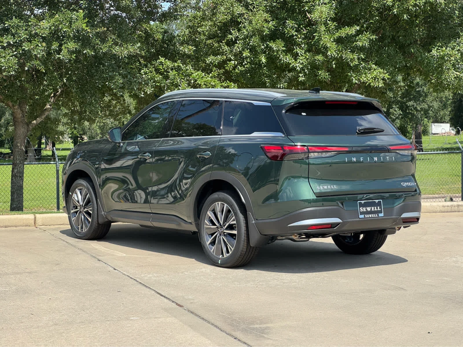 New 2027 DEEP EMERALD INFINITI Luxe AWD image 4