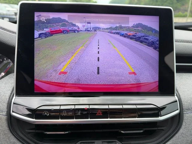 Used 2024  Jeep Latitude image 36