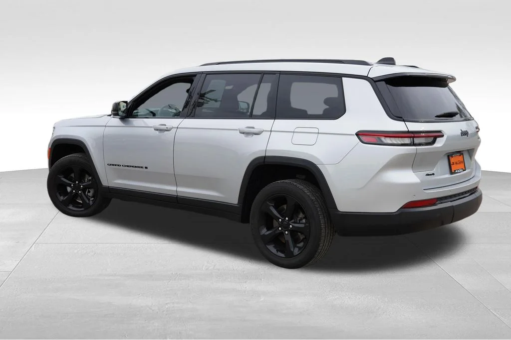 Certified Used 2023 Silver Jeep Altitude image 8