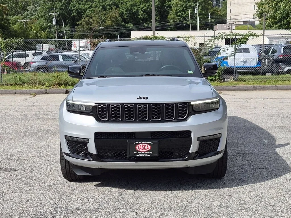 Used 2024 Silver Jeep Summit image 13