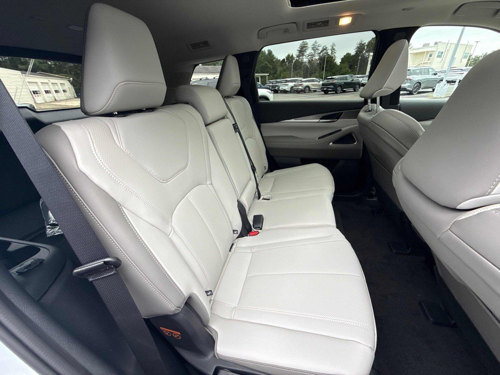 New 2027 RADIANT WHITE INFINITI Luxe FWD image 29