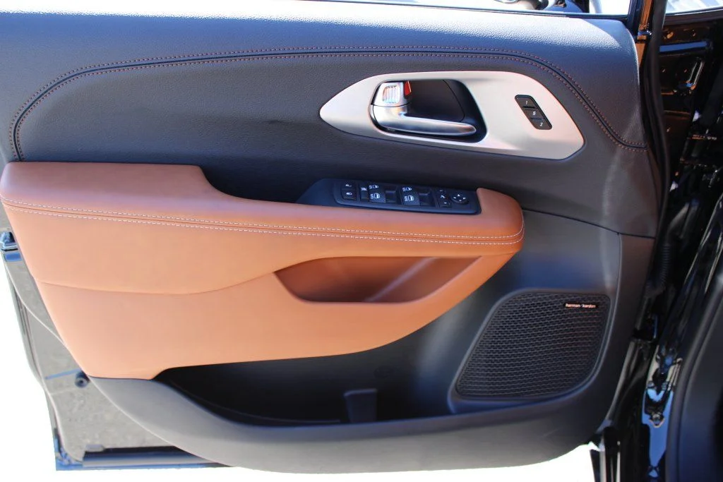 2026 Chrysler Pacifica Pinnacle - Photo 9