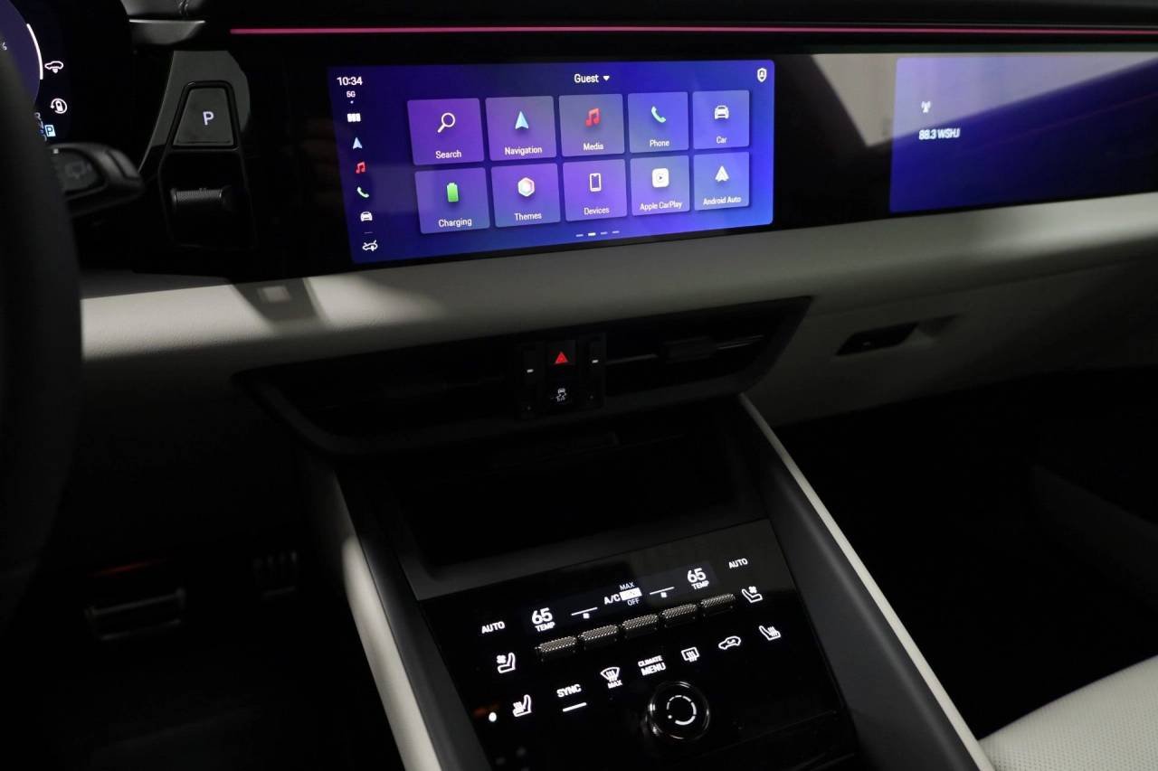 2025 Porsche Macan Turbo Electric - Photo 31