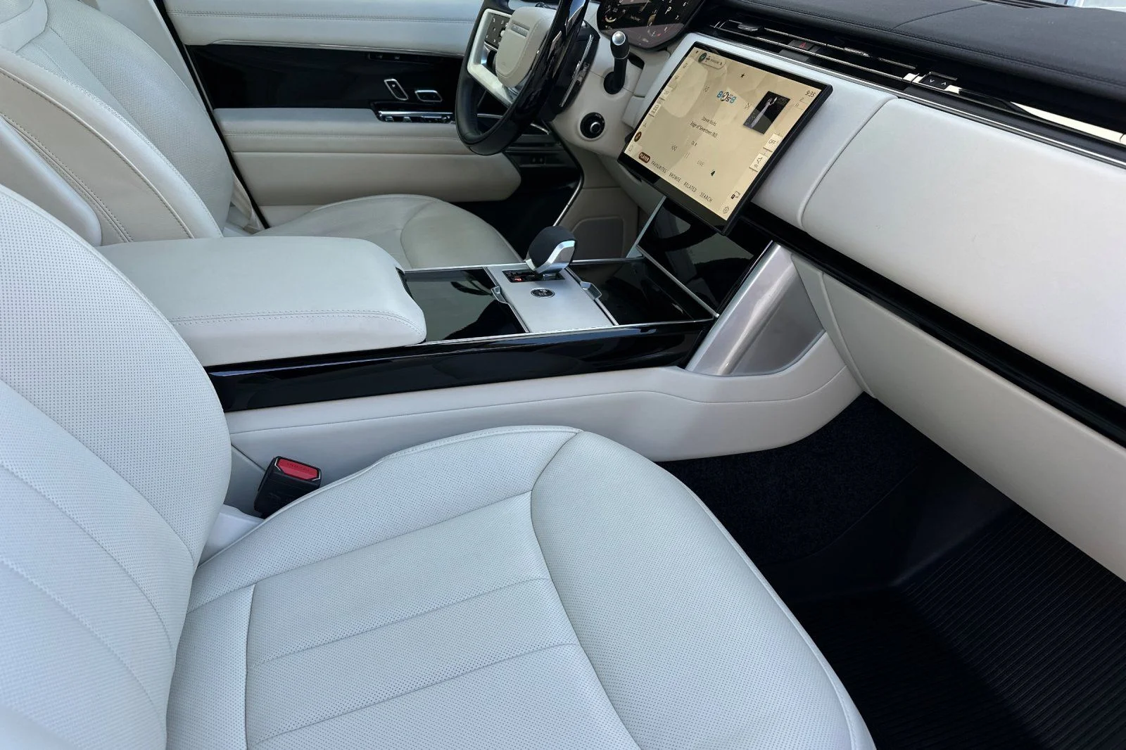 Used 2025  Land Rover SE image 18