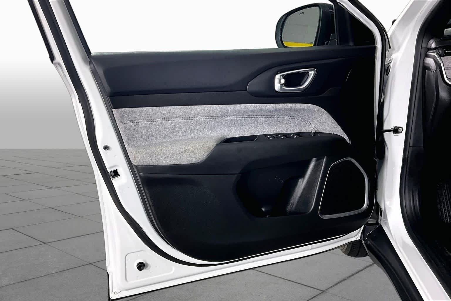 Used 2024 White Jeep Latitude Lux FWD image 21