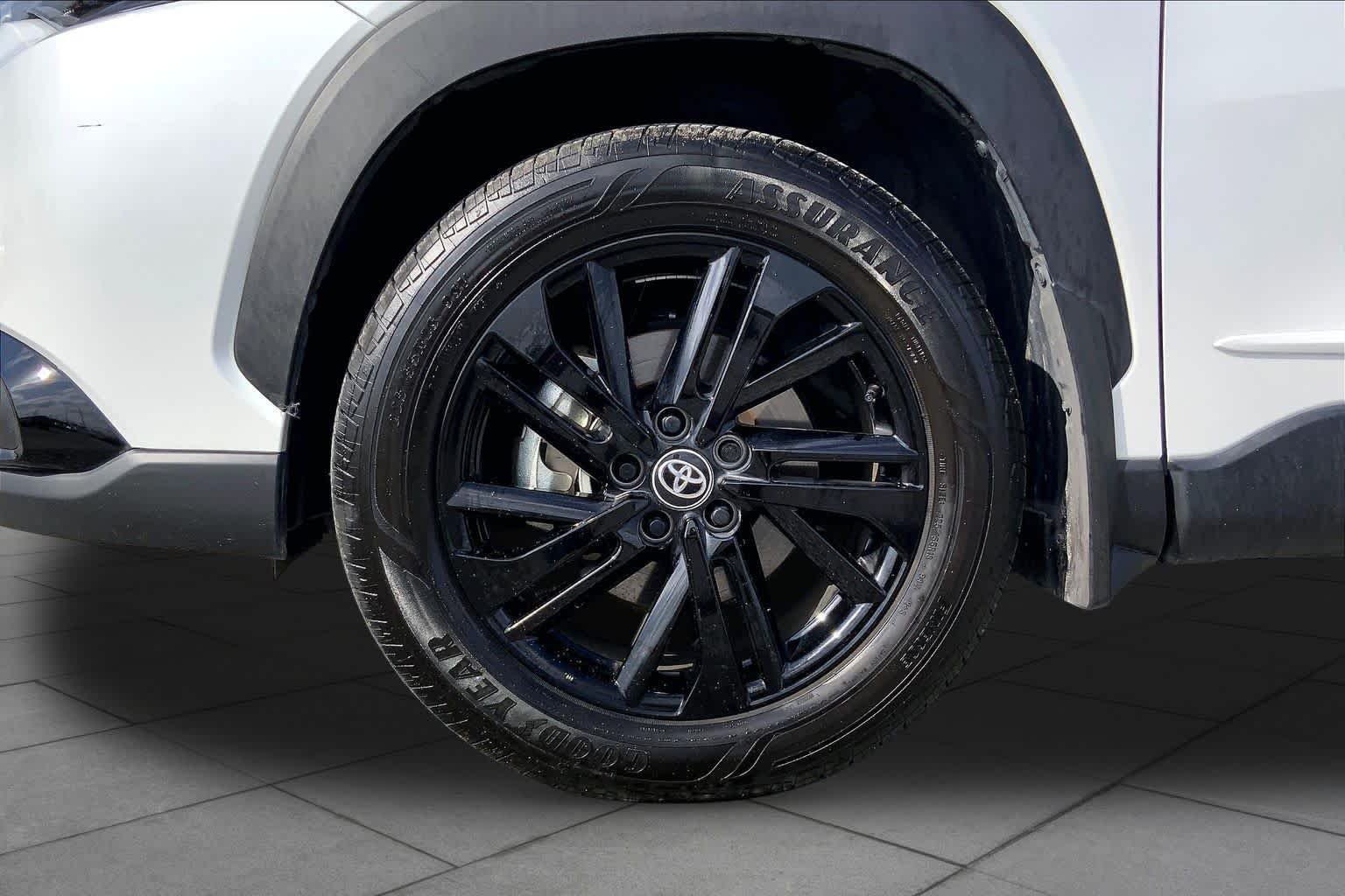 Used 2025 Wind Chill Pearl/Jet Black Toyota Hybrid Nightshade Edition image 11
