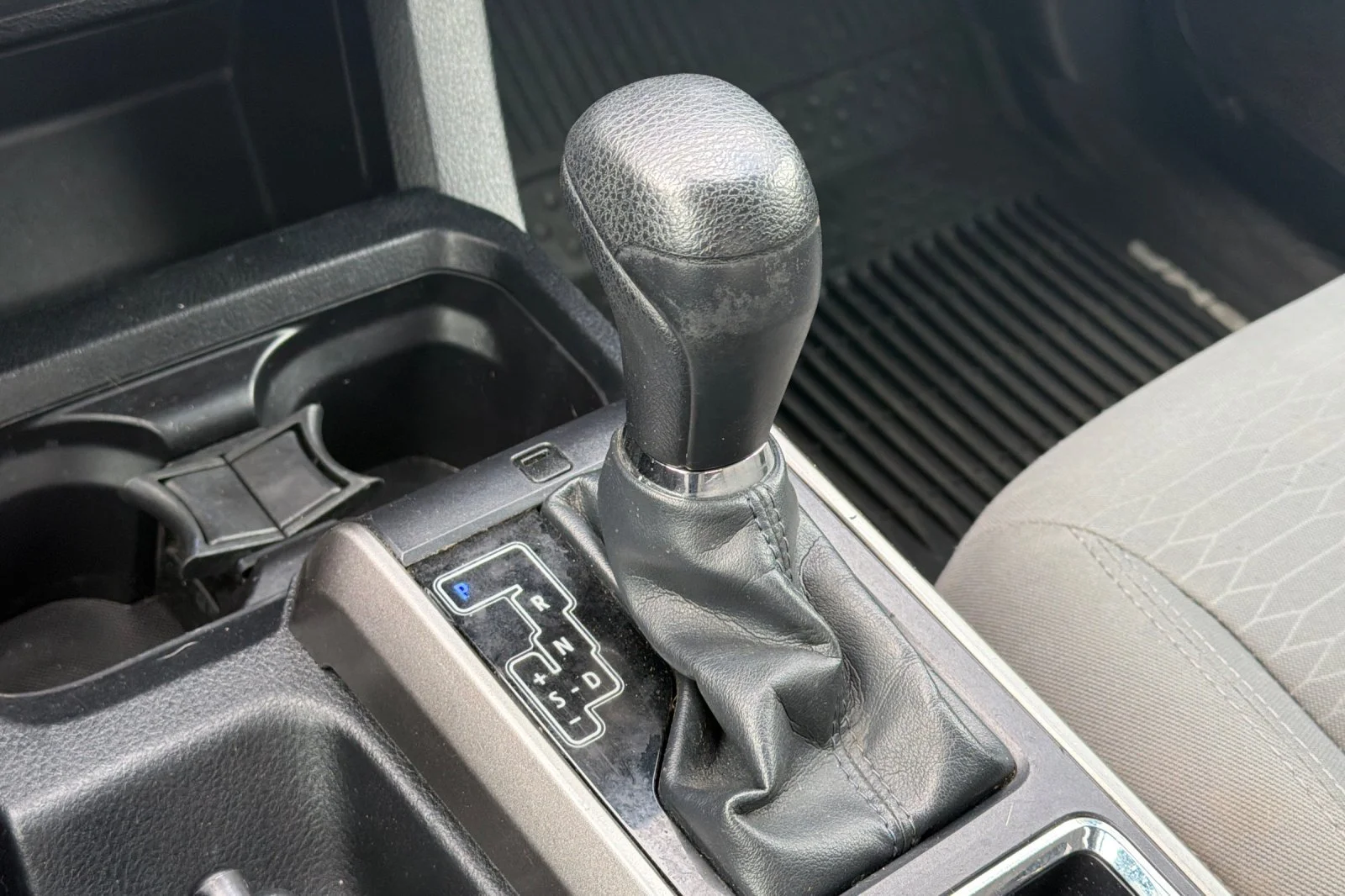 Used 2018 White Toyota SR5 image 26