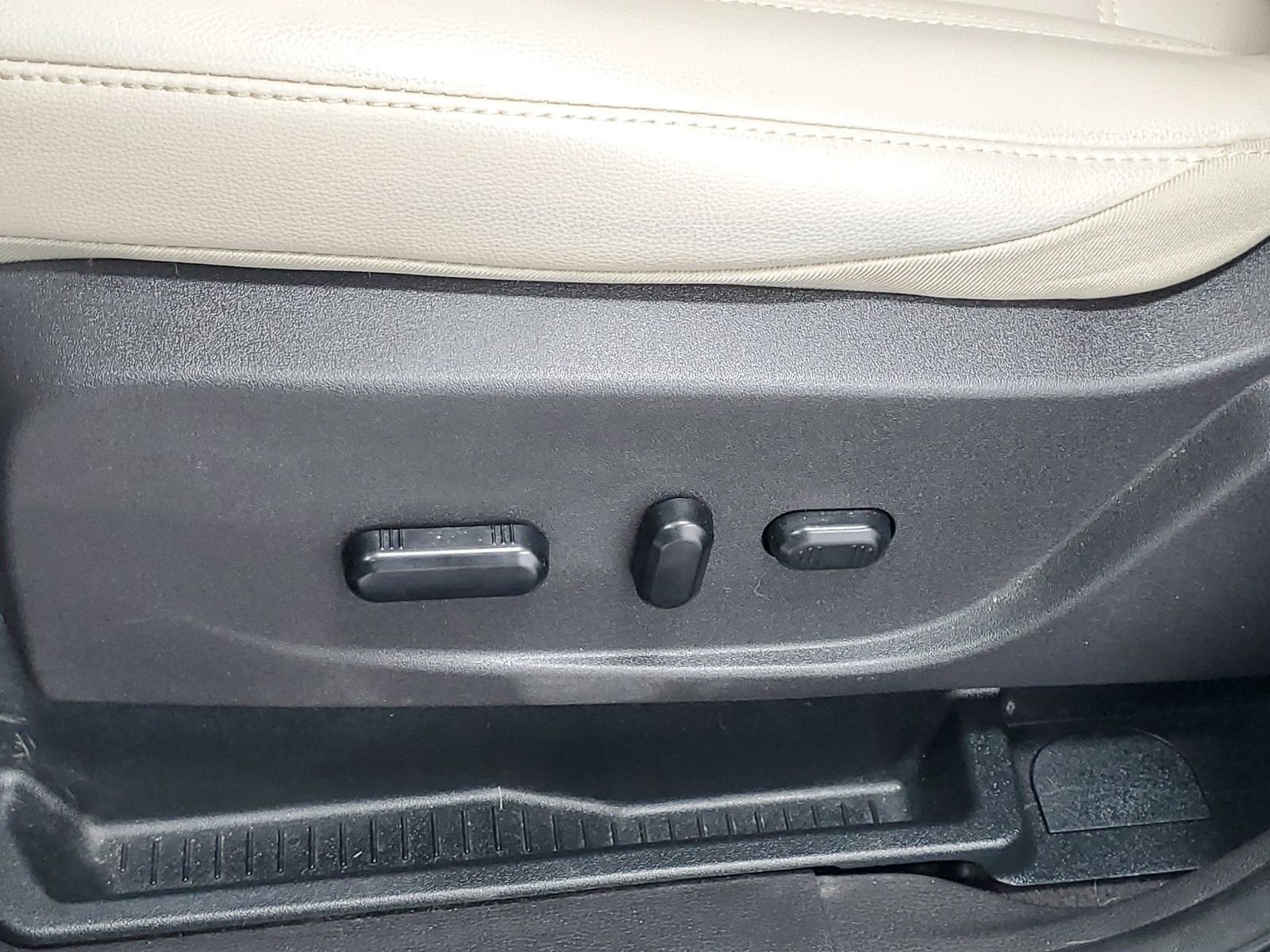 Used 2019 Gray Ford SEL image 11