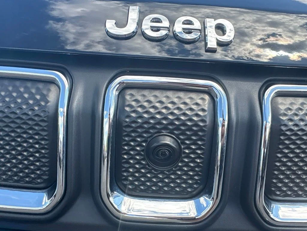 Used 2022 Black Jeep Latitude Lux image 10