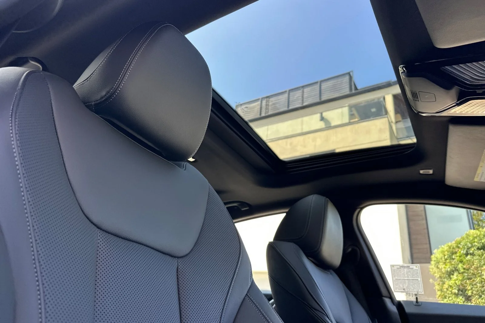 Used 2022 Alpine White BMW M50 image 15