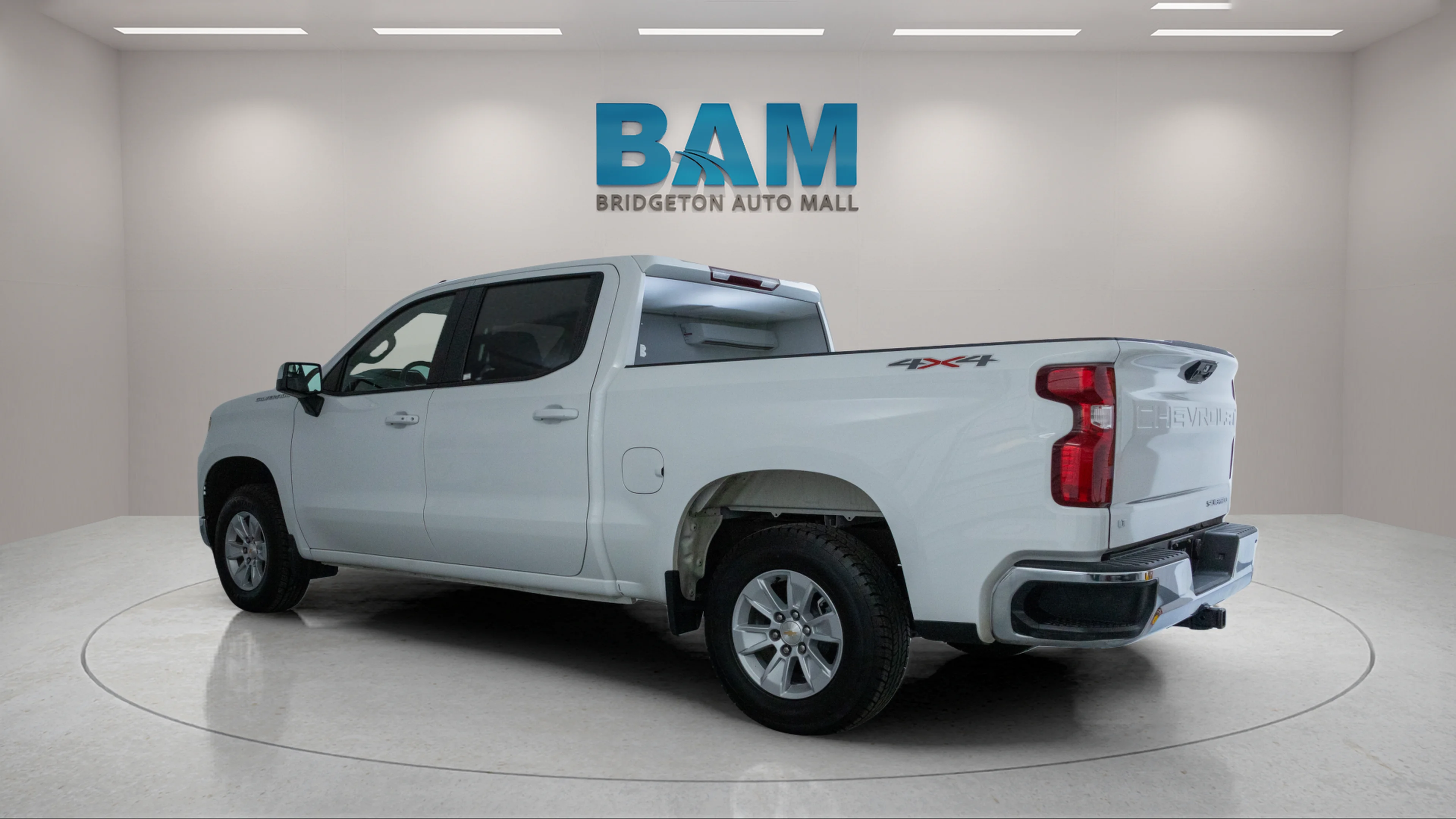 Used 2025 Summit White Chevrolet LT image 5