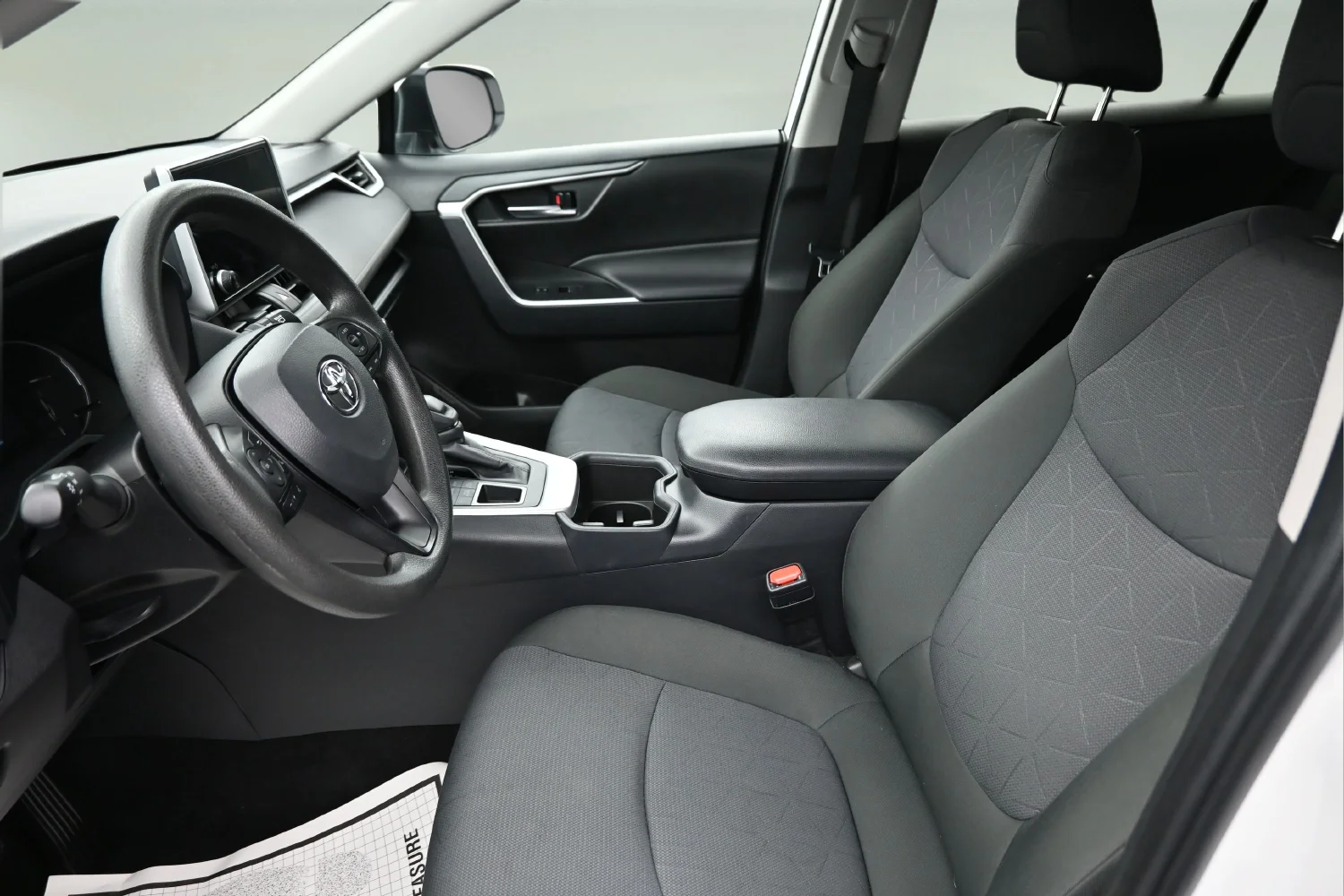 Used 2025 White Toyota XLE image 19