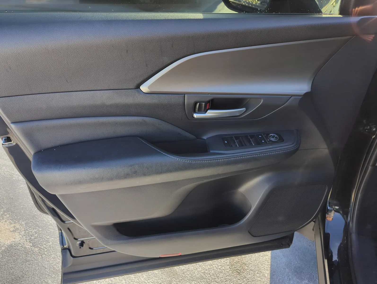 Used 2025 Midnight Black Metallic Toyota XLE image 11
