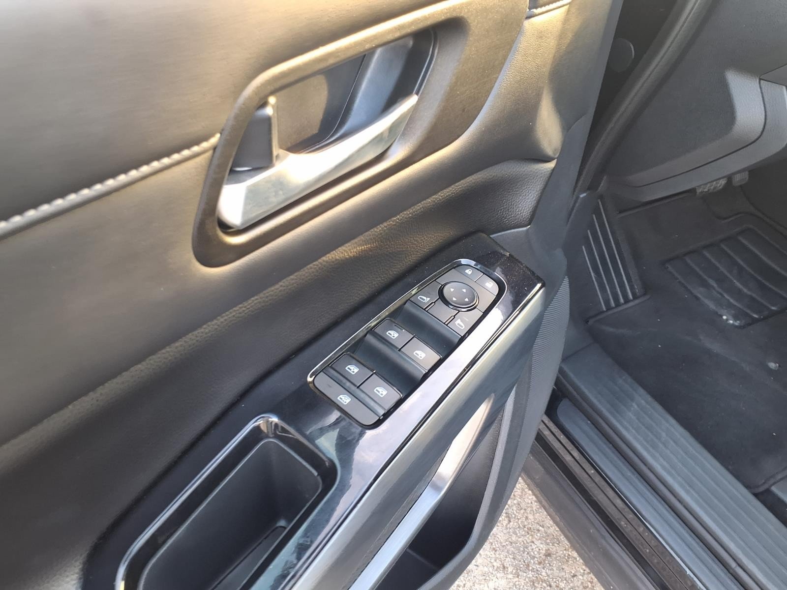 2022 Nissan Pathfinder SL Black at Robbins Nissan