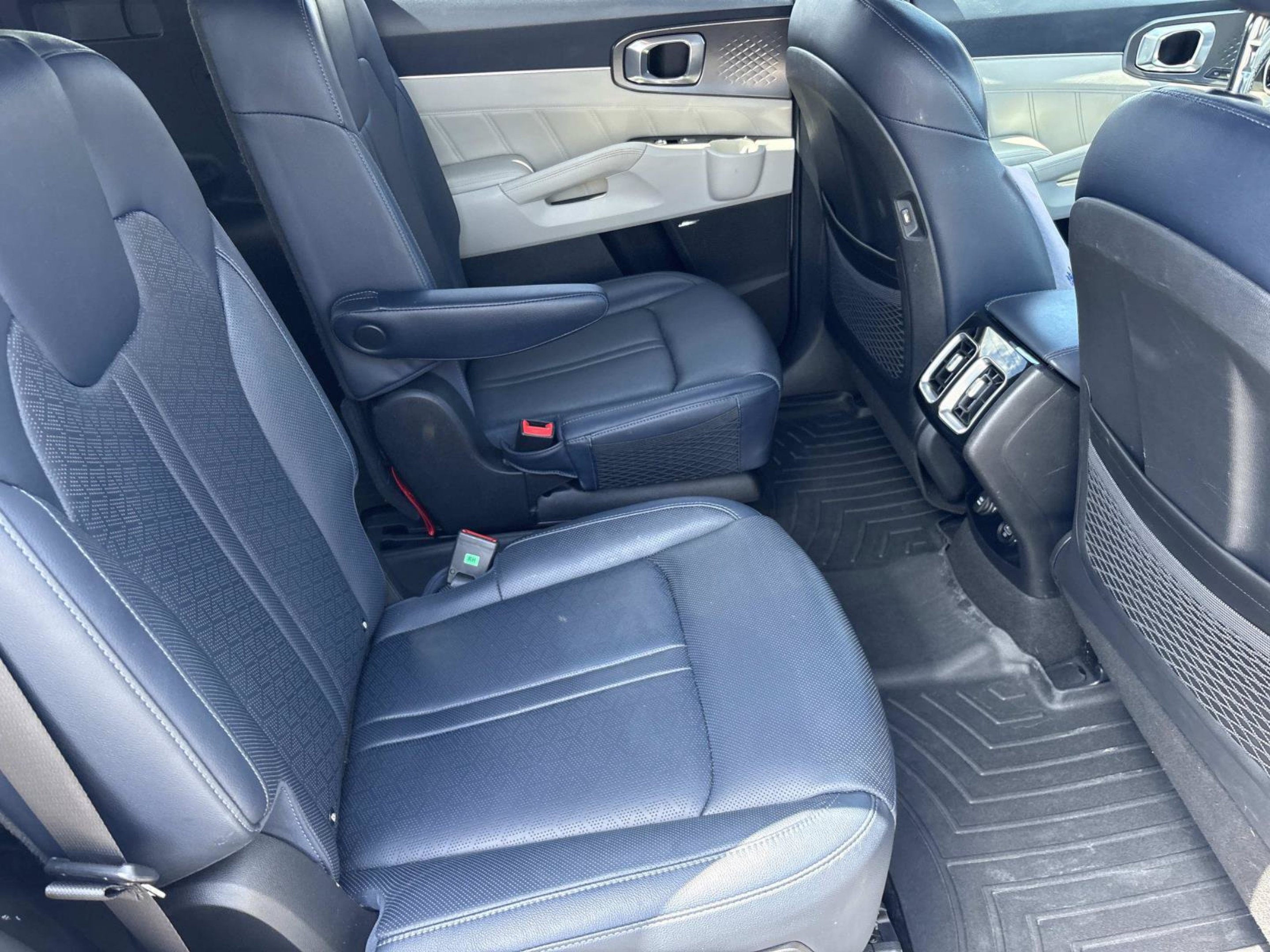 Used 2022 Silky Silver Kia SX Prestige image 18
