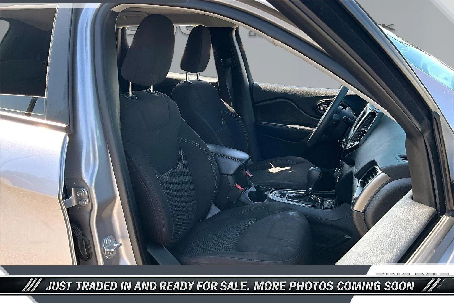 Used 2020 Silver Jeep Latitude FWD image 6