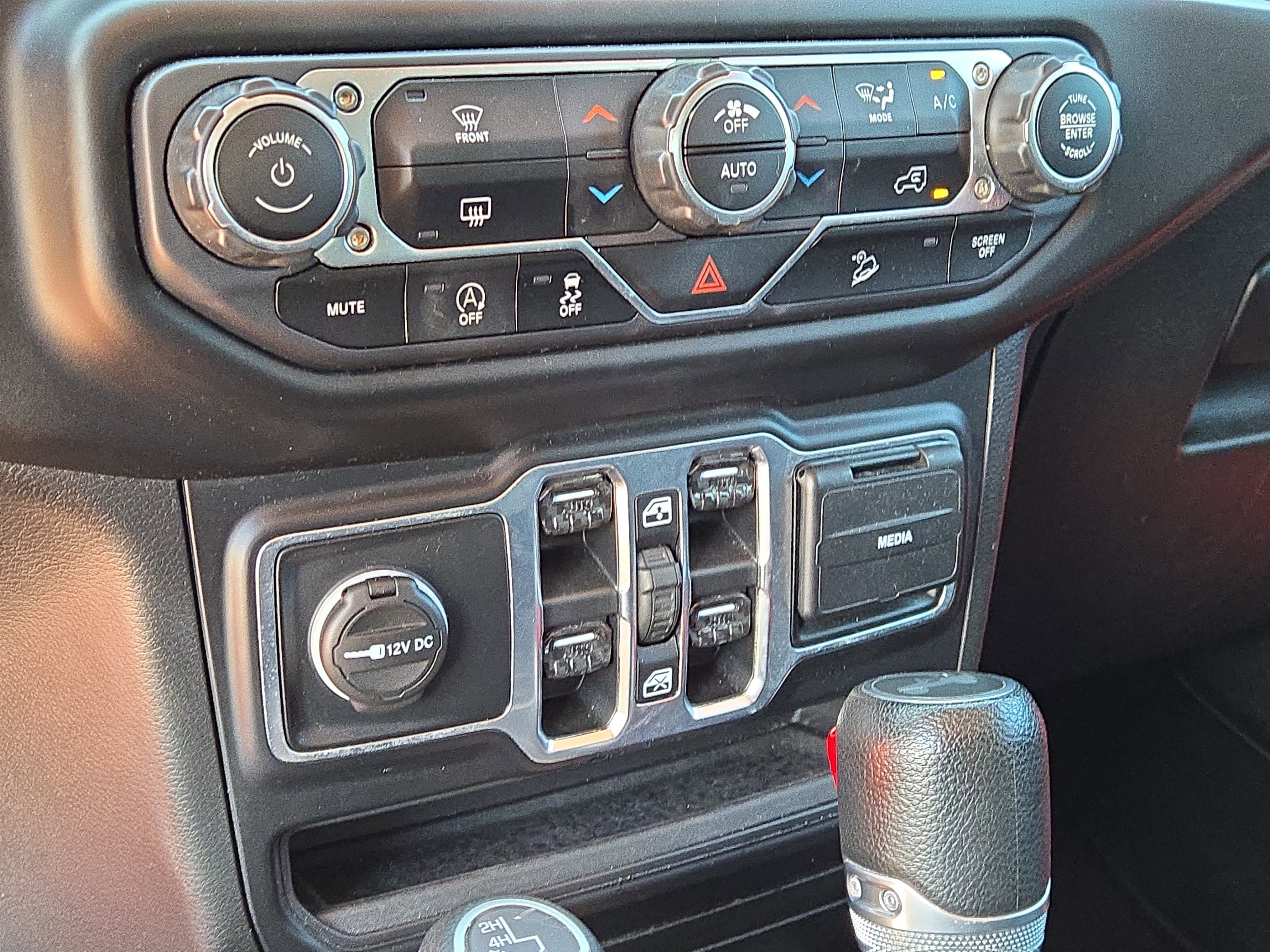 Used 2020 Punkn Metallic Clearcoat Jeep Sahara image 33