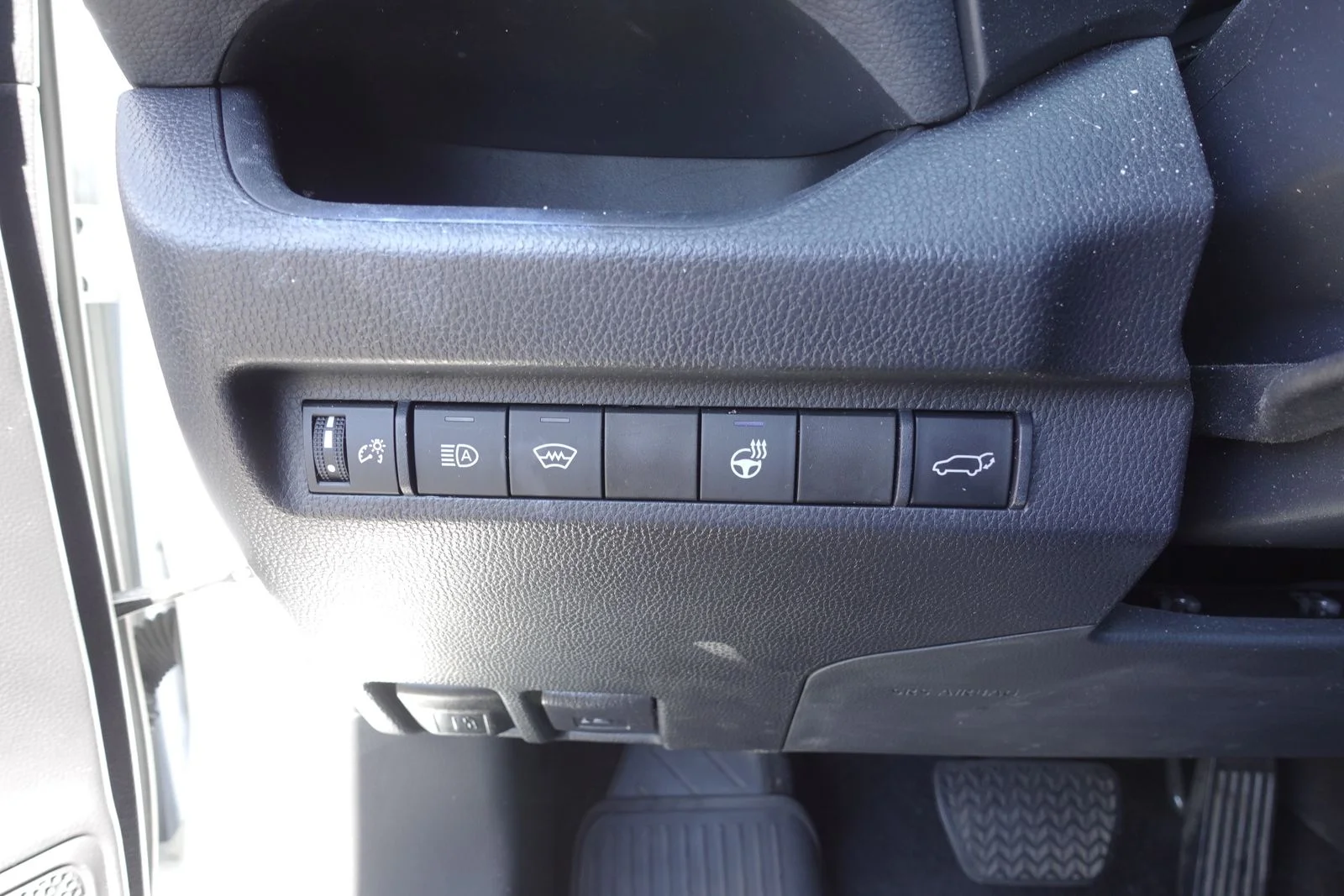 Used 2023 Wind Chill Pearl Toyota XLE Premium image 16