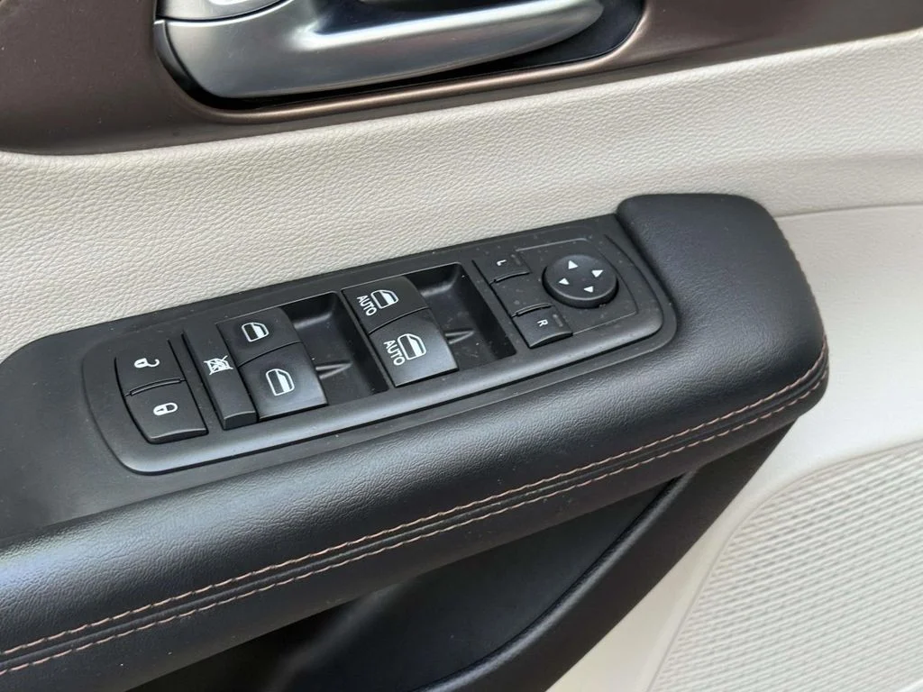 Used 2017 Red Chrysler Touring L image 30