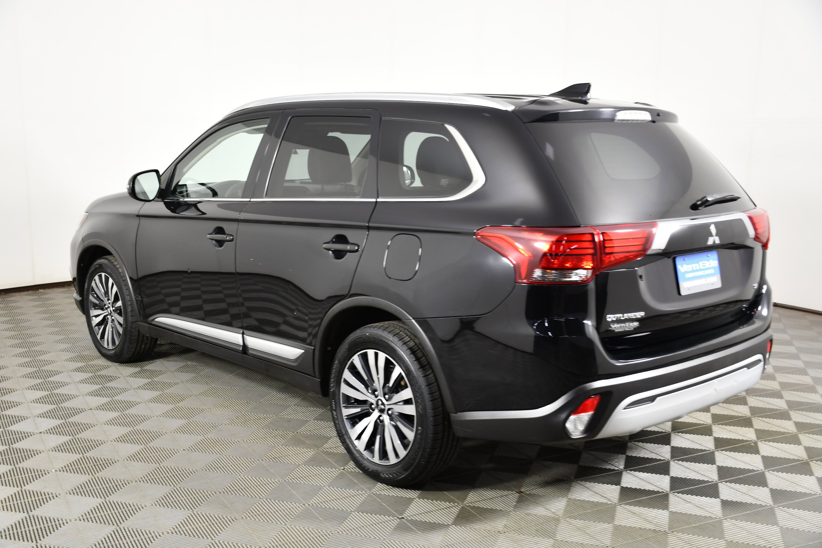 Used 2020 Labrador Black Metallic Mitsubishi SEL image 8