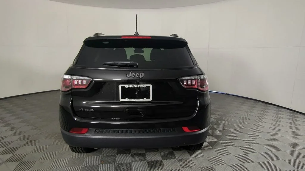 New 2026 Diamond Black Crystal Pearl-Coat Exterior Paint Jeep Latitude Altitude image 6