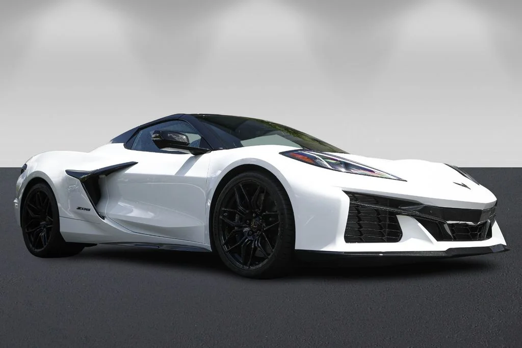 Used 2026 Arctic White Chevrolet Z06 image 9