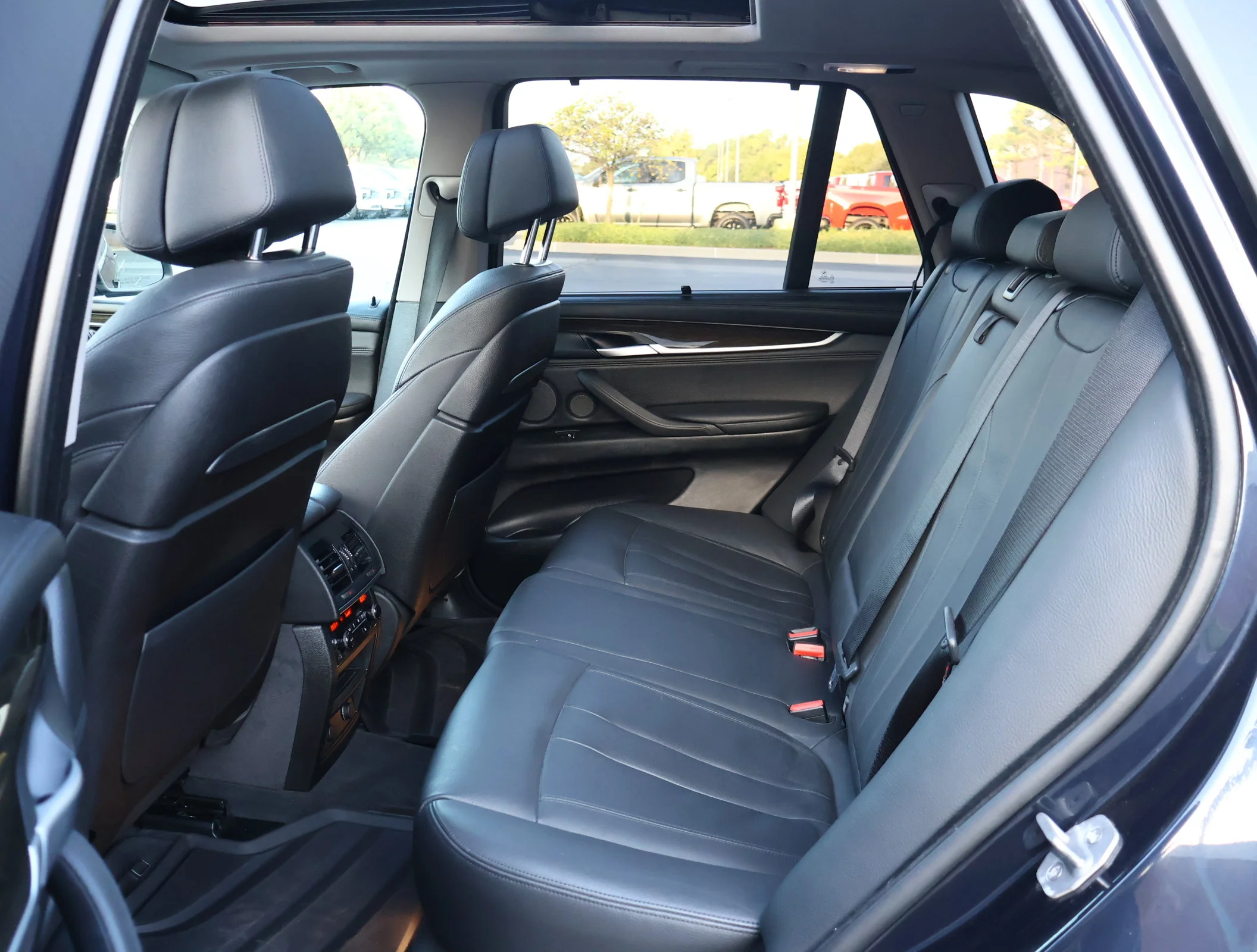 Used 2015 Blue BMW xDrive50i image 24