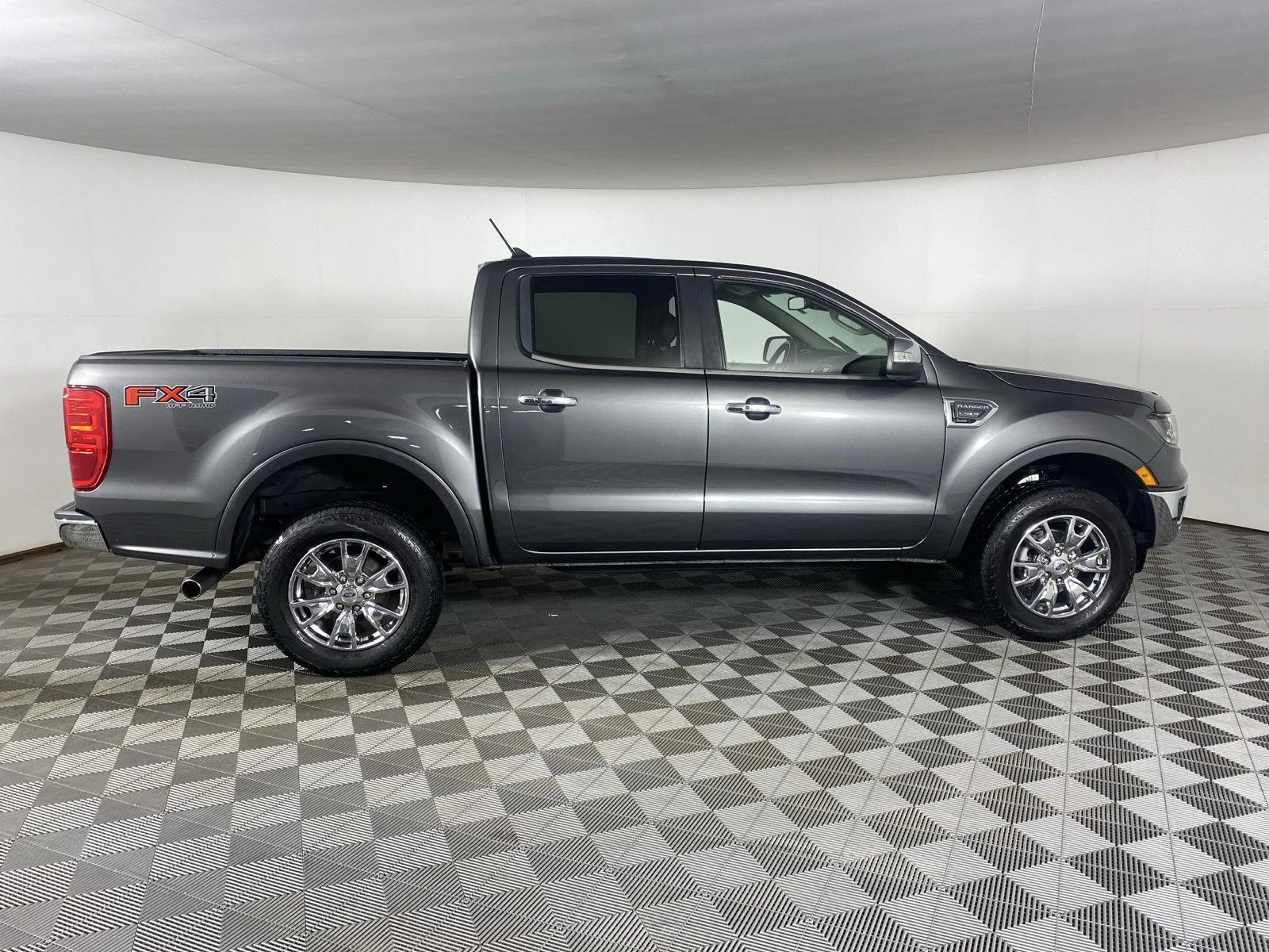 Used 2019 Magnetic Ford LARIAT image 18