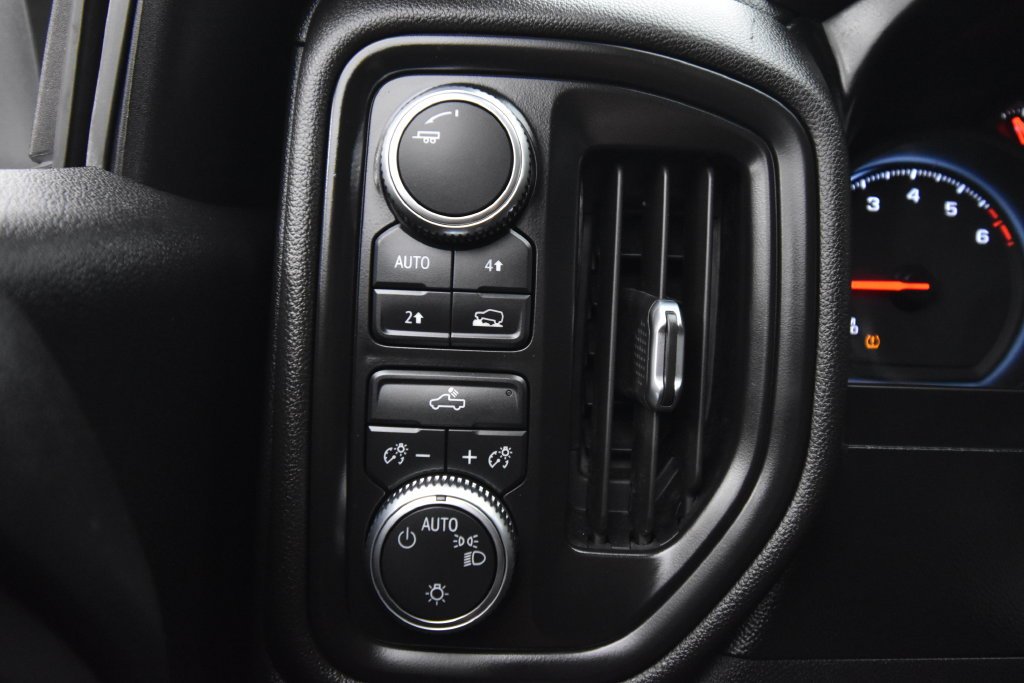 Used 2019 White GMC Base image 28