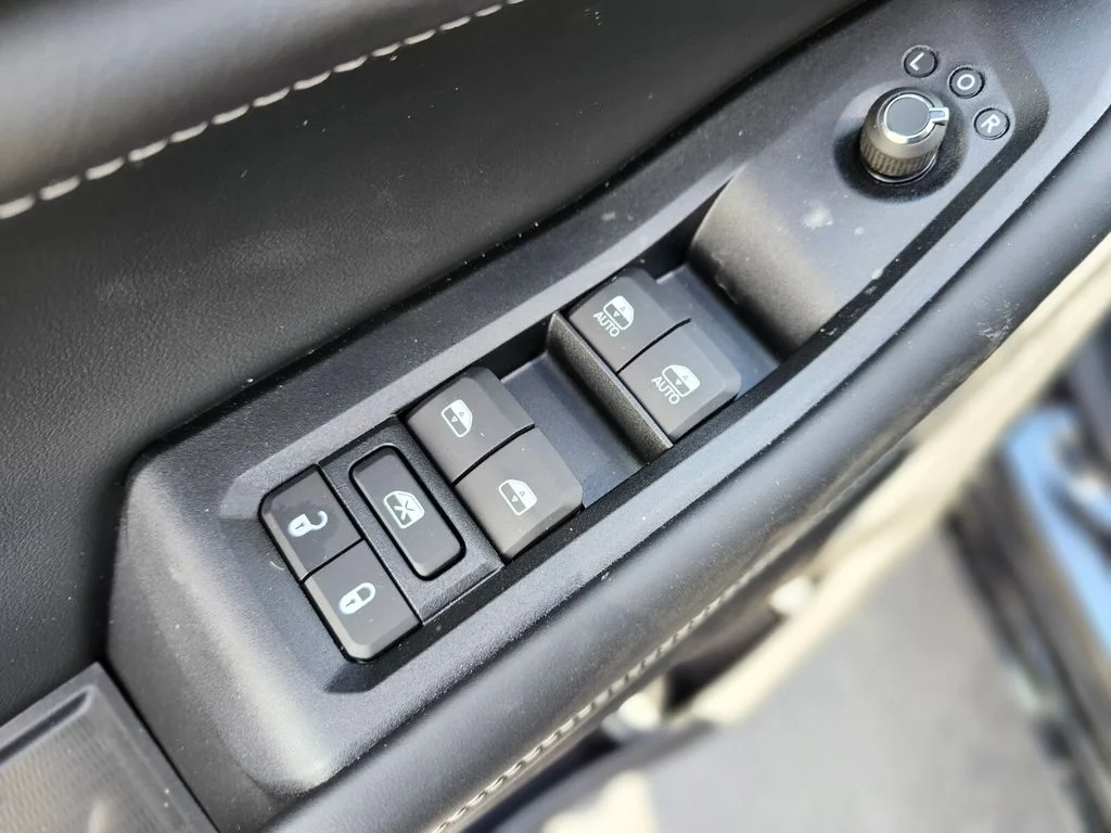 New 2026 Diamond Black Crystal Pearlcoat Jeep Limited Reserve image 17