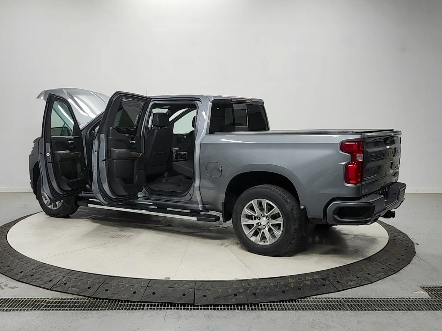 Used 2022 Gray Chevrolet High Country image 13