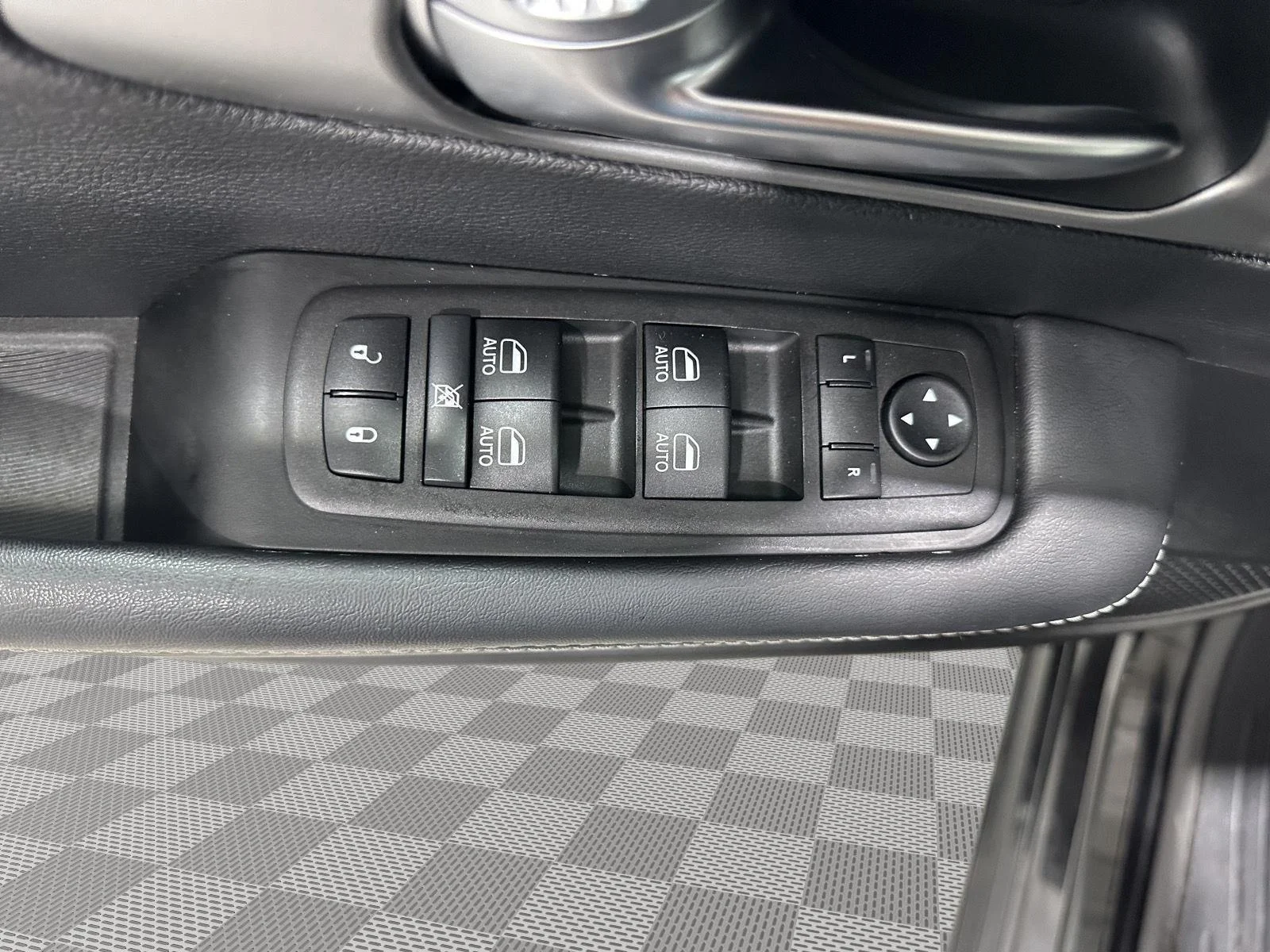Used 2025 Diamond Black Crystal Pearlcoat Chrysler Select image 19