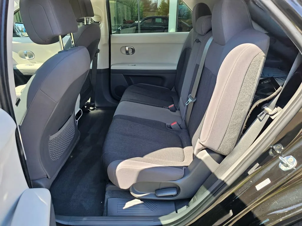 Used 2022  Hyundai SE image 16