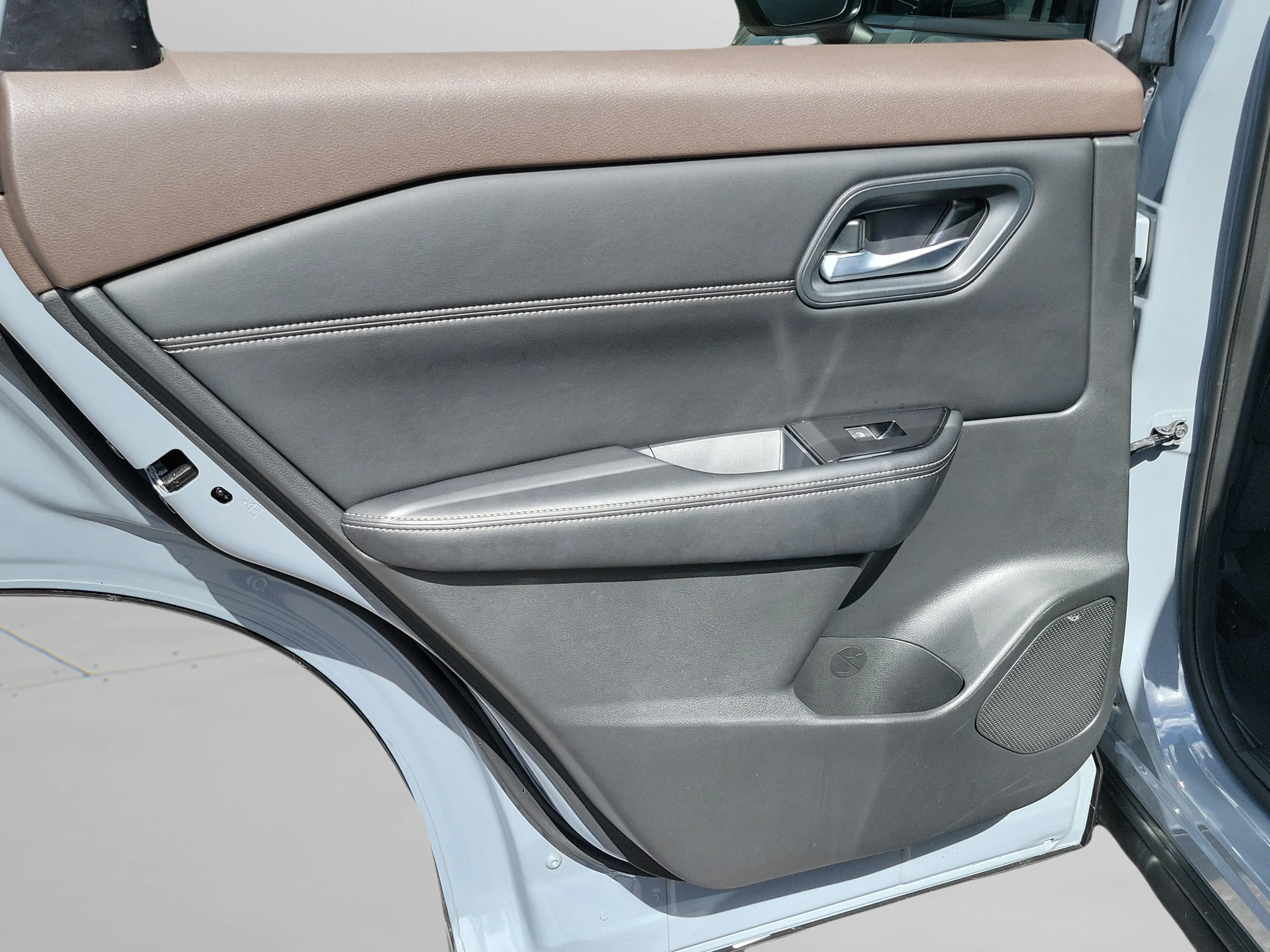 Used 2023 Boulder Gray Pearl Nissan SL image 18