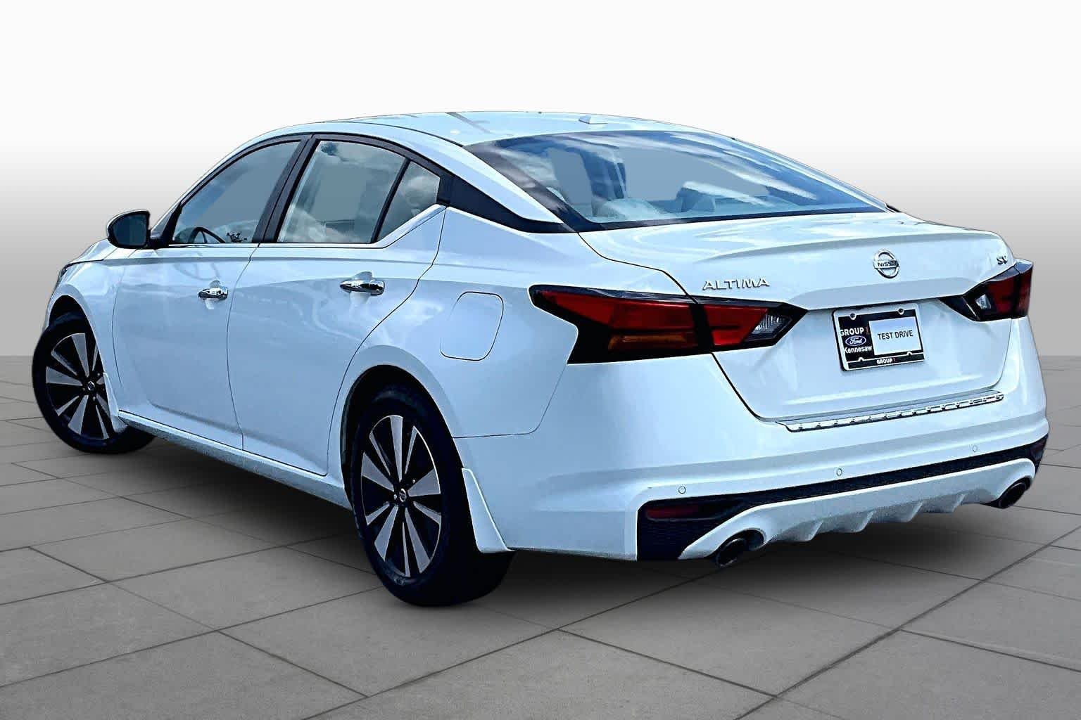 Used 2021 Pearl White Tricoat Nissan 2.5 SV image 12