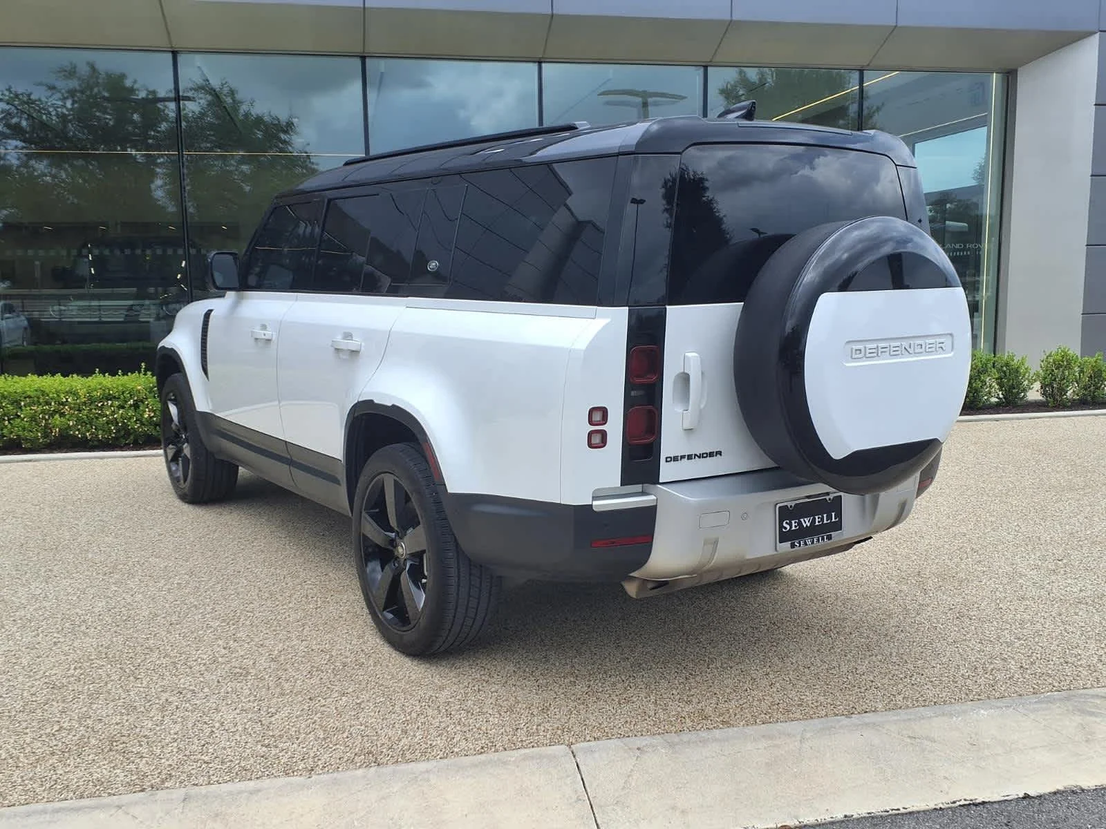 Certified Used 2024 Fuji White Land Rover S image 4