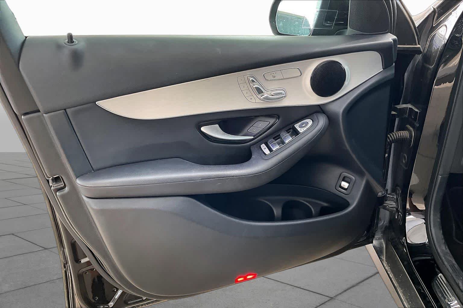 Used 2020 Black Mercedes-Benz GLC 300 image 21