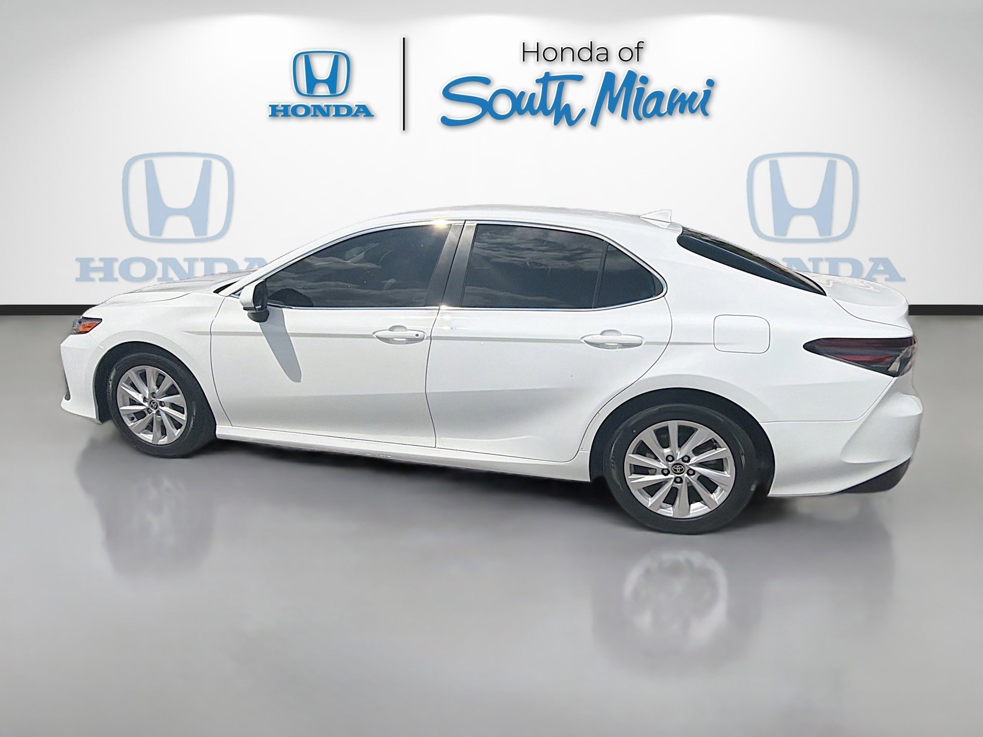 Used 2023 Ice Cap Toyota LE image 4
