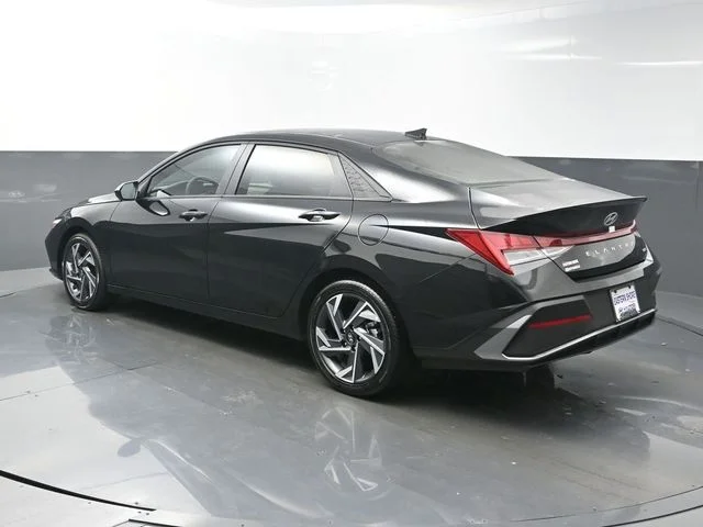 Used 2025 Black Hyundai SEL Sport image 5