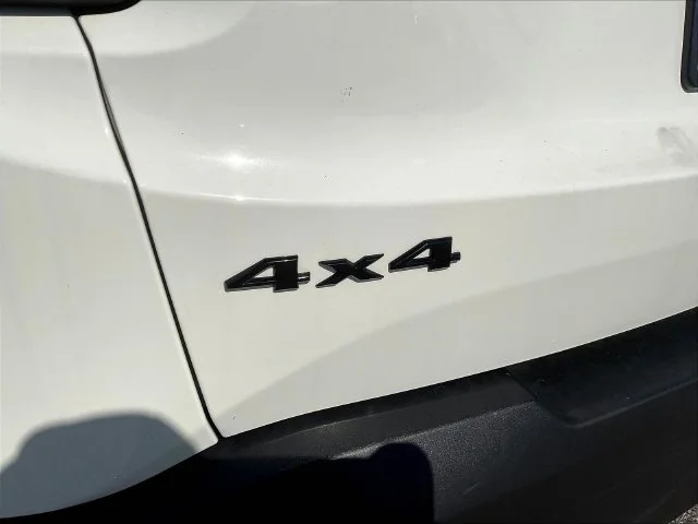 Used 2023 White Jeep Altitude image 25