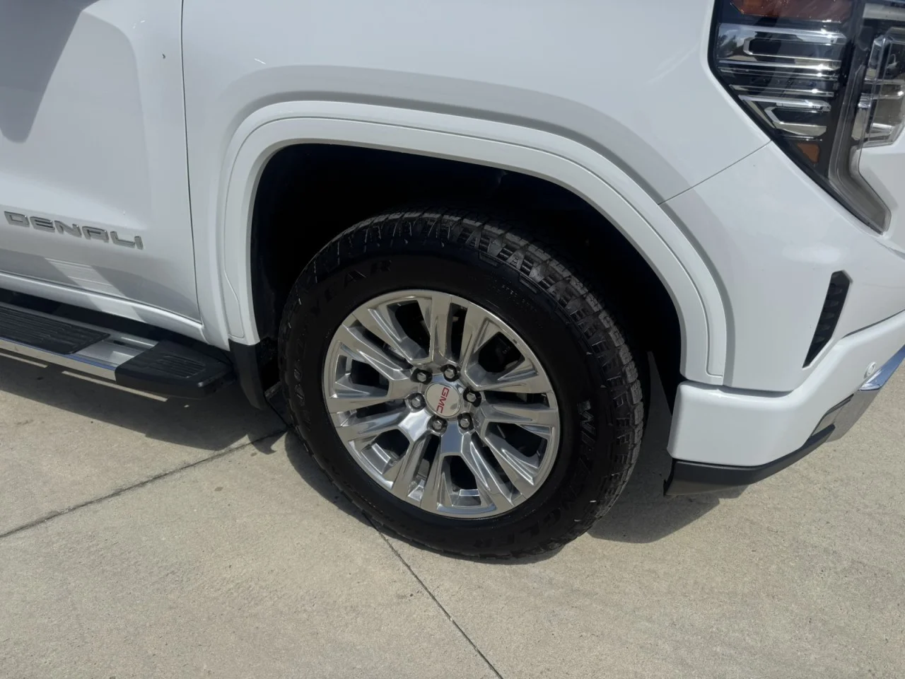 Used 2023 SUMMIT WHITE GMC Denali image 5