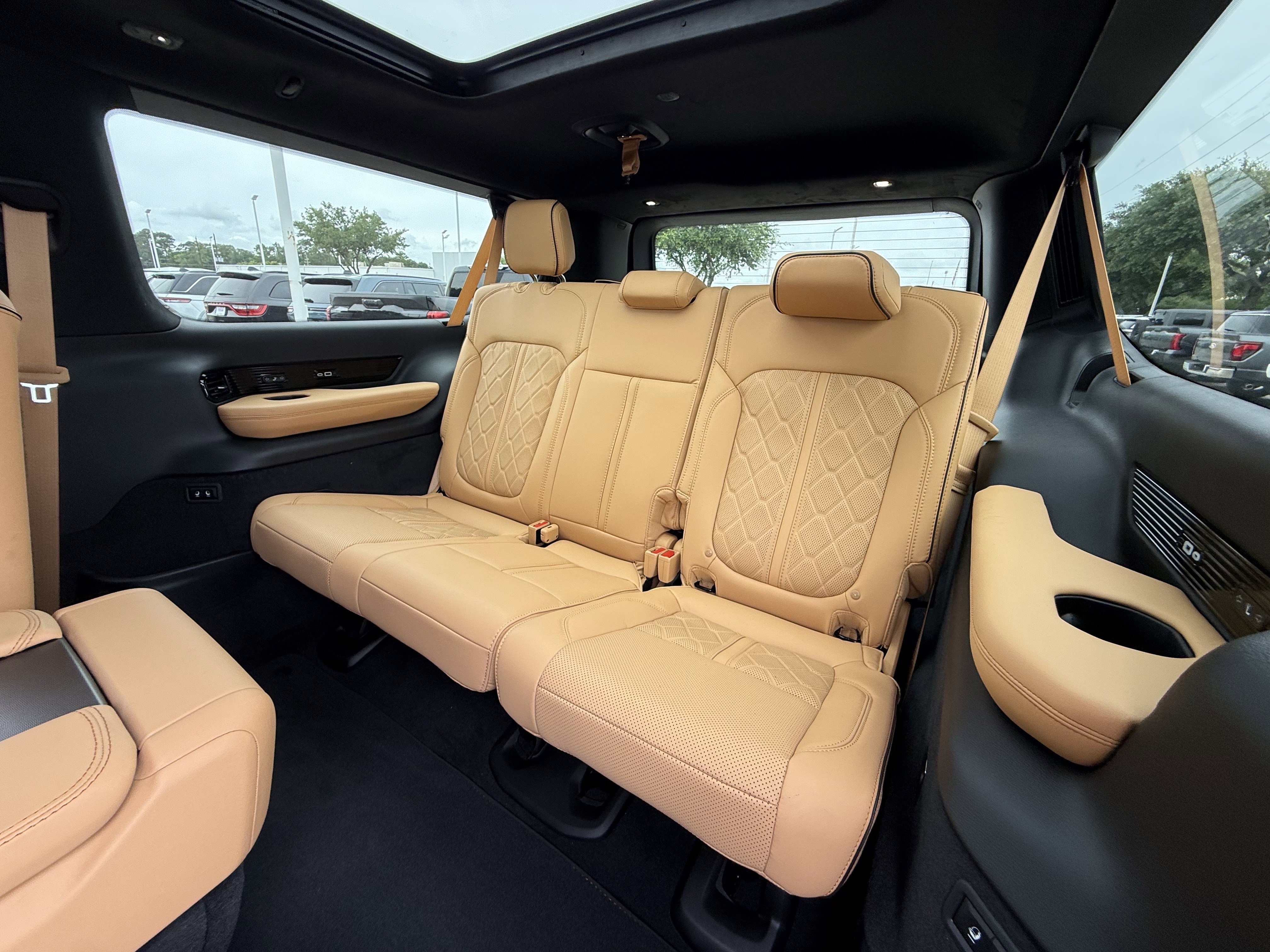 New 2026 Bright White Clear-Coat Exterior Paint Jeep Summit Reserve image 14